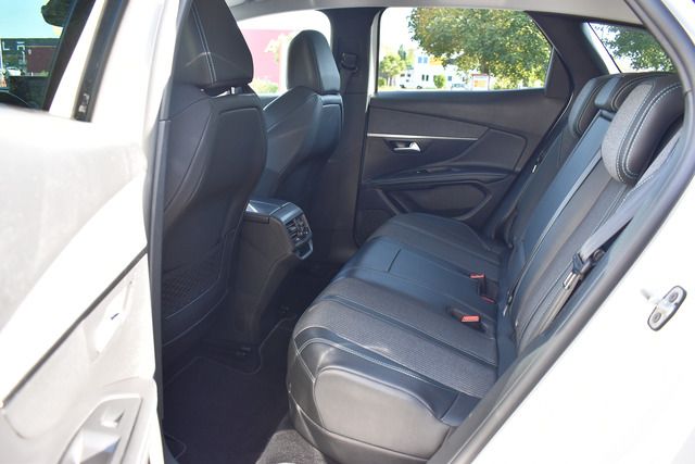 Fahrzeugabbildung Peugeot 3008 Plug-In Hybrid 225 ALLURE*LED*NAV*CARPLAY*