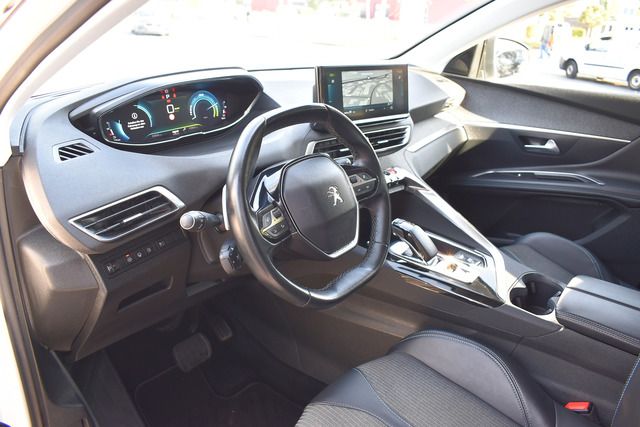 Fahrzeugabbildung Peugeot 3008 Plug-In Hybrid 225 ALLURE*LED*NAV*CARPLAY*